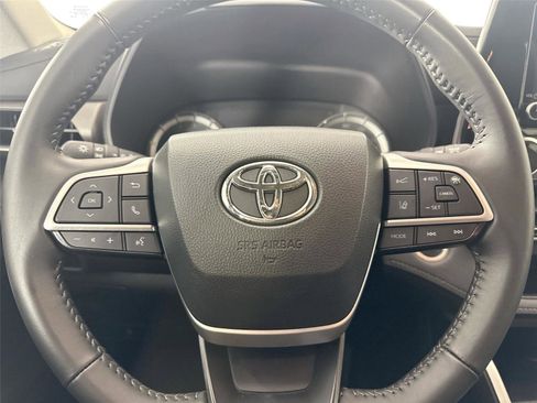 Used 2024 Toyota Highlander LE image 16