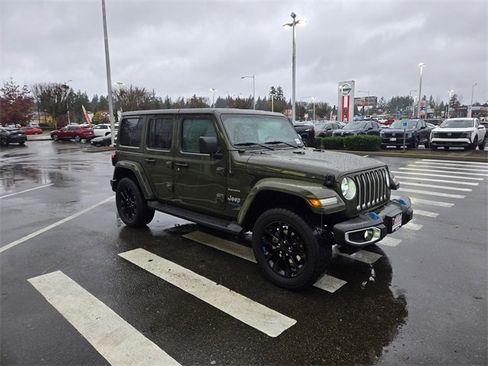 Used 2022 Jeep Wrangler Unlimited Sahara w/ Cold Weather Group image 4