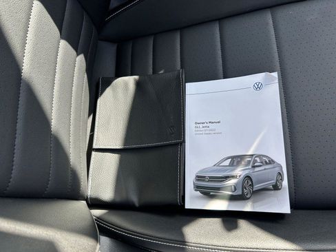 Used 2023 Volkswagen Jetta SE w/ Panoramic Sunroof Package image 21