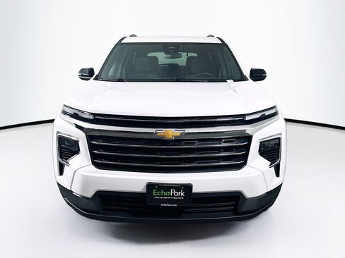 Used 2025 Chevrolet Traverse LT FWD image 2