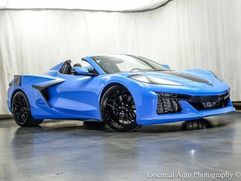 Used 2025 Chevrolet Corvette Z06 RWD image 2