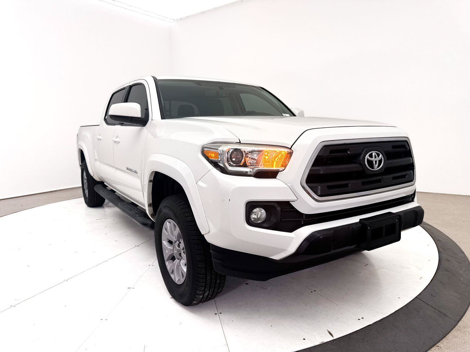 Used 2017 Toyota Tacoma SR5 w/ Exterior Package AWD/4WD image 1
