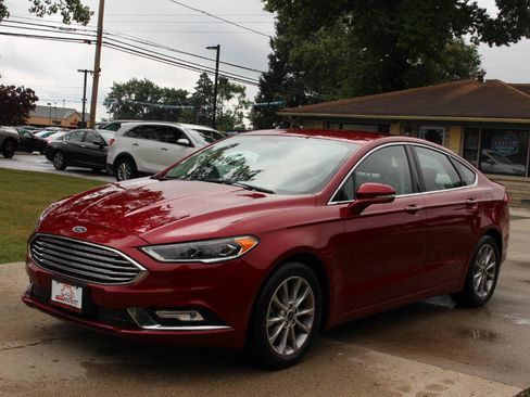 Used 2017 Ford Fusion SE w/ Fusion SE Technology Package FWD image 5