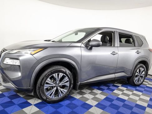 Used 2022 Nissan Rogue SV image 1