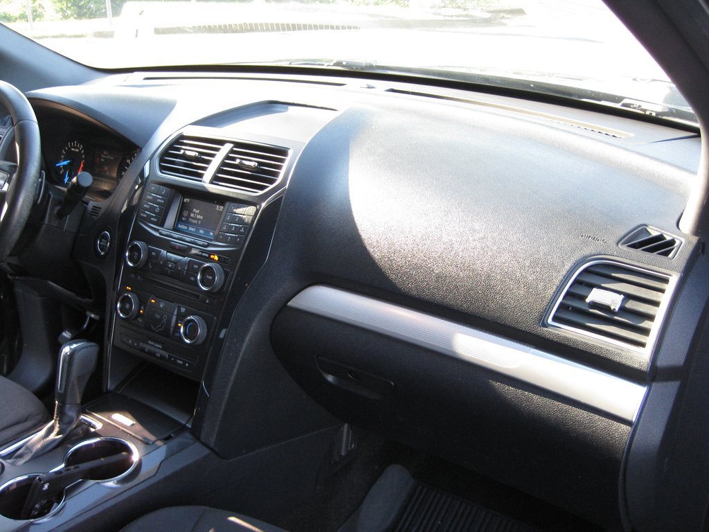 Used 2017 Ford Explorer XLT AWD/4WD image 35