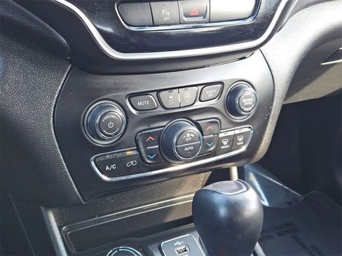 Used 2019 Jeep Cherokee Limited image 23