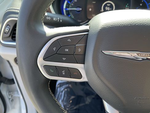 Used 2023 Chrysler Pacifica Limited FWD image 23