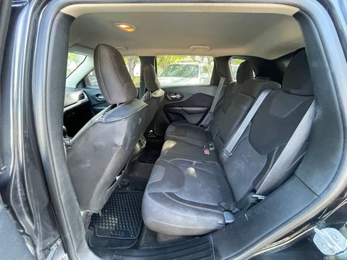 Used 2015 Jeep Cherokee Latitude FWD image 28