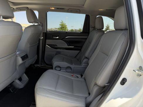Used 2019 Toyota Highlander Limited Platinum AWD/4WD image 28
