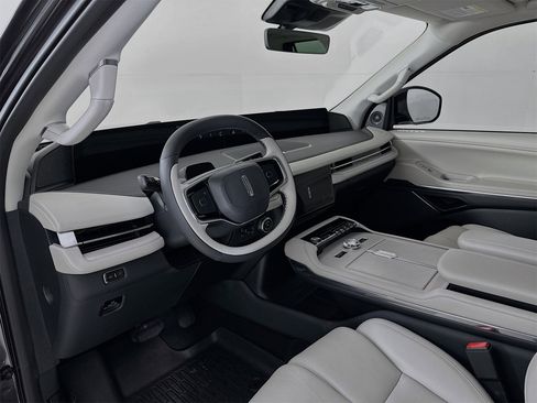 Used 2025 Lincoln Navigator Reserve image 10