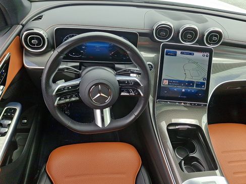 Used 2024 Mercedes-Benz GLC 300 4MATIC image 11