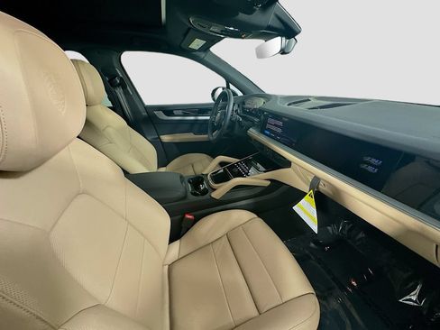 Certified 2026 Porsche Cayenne AWD/4WD image 29