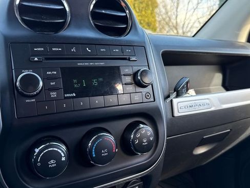 Used 2017 Jeep Compass Latitude image 28