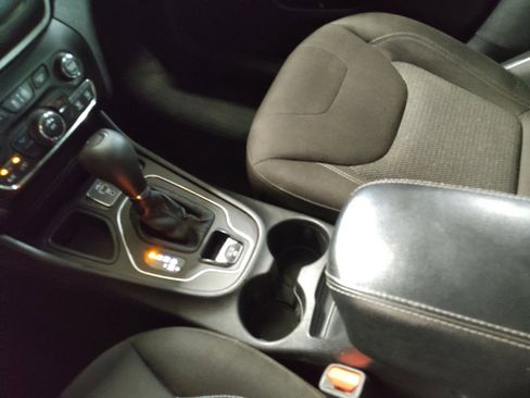 Used 2020 Jeep Cherokee Latitude FWD image 26