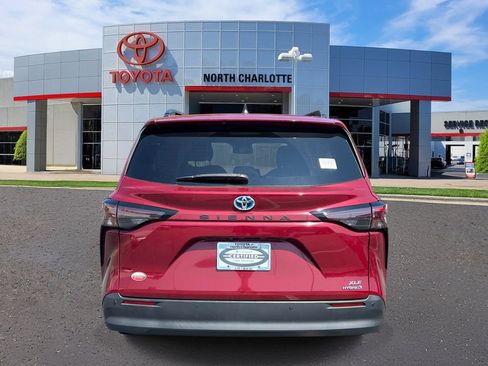 Used 2024 Toyota Sienna XLE FWD image 6