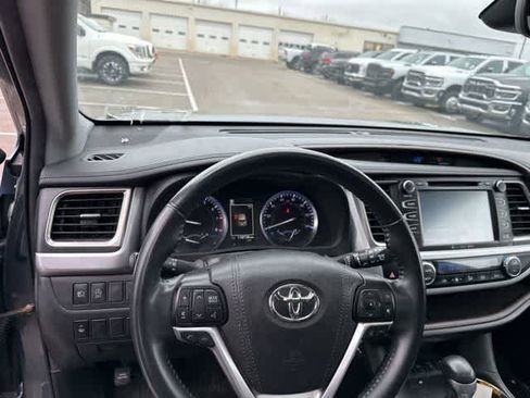 Used 2019 Toyota Highlander XLE image 7
