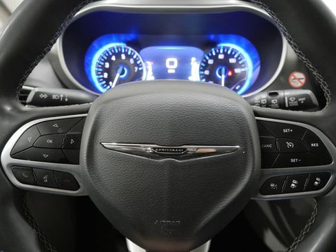 Used 2022 Chrysler Pacifica Touring-L FWD image 15