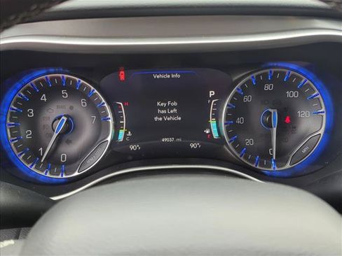 Used 2025 Chrysler Pacifica Select FWD image 12
