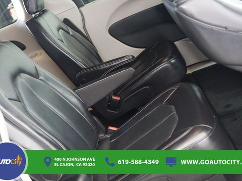 Used 2022 Chrysler Pacifica Touring-L FWD image 13