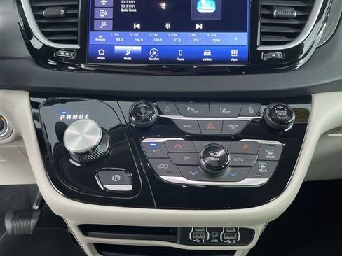 Used 2024 Chrysler Pacifica Touring-L FWD image 23