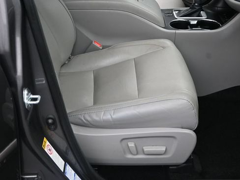 Used 2017 Toyota Highlander XLE AWD/4WD image 11