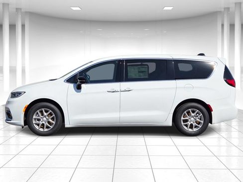 New 2026 Chrysler Pacifica Select FWD image 6
