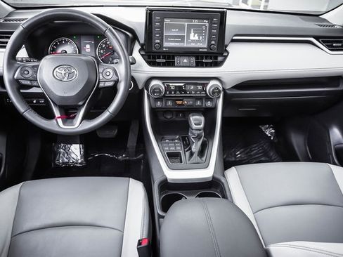 Used 2021 Toyota RAV4 XLE Premium image 18