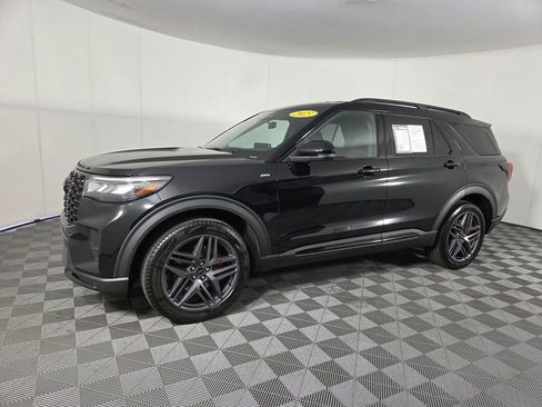 Used 2025 Ford Explorer ST-Line w/ ST-Line Street Pack image 9