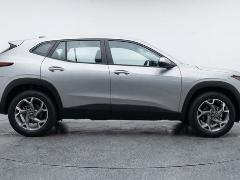 Used 2025 Chevrolet Trax LT image 11