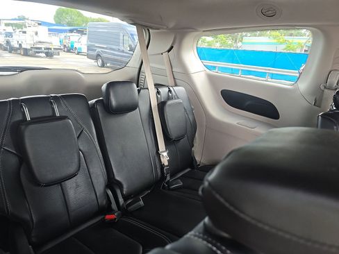 Used 2023 Chrysler Pacifica Touring-L FWD image 15