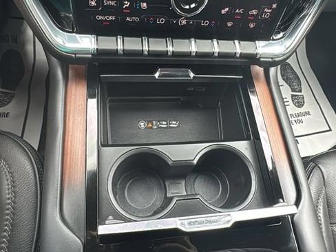 Used 2025 GMC Yukon XL Denali AWD/4WD image 18