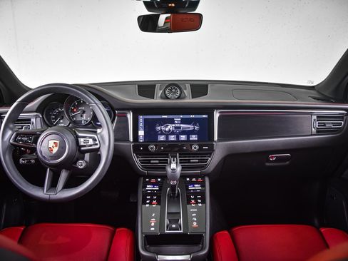 Certified 2025 Porsche Macan GTS image 24