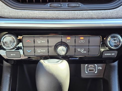 New 2026 Jeep Compass Latitude image 13