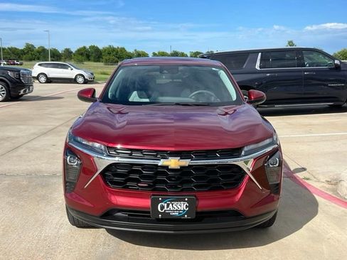 Used 2025 Chevrolet Trax LS w/ LS Convenience Package FWD image 2