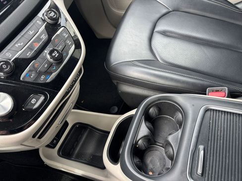 Used 2023 Chrysler Pacifica Touring-L FWD image 44