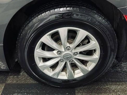 Used 2018 Chrysler Pacifica Touring Plus FWD image 26