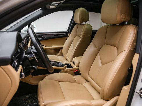 Certified 2024 Porsche Macan w/ Premium Plus Package AWD/4WD image 4