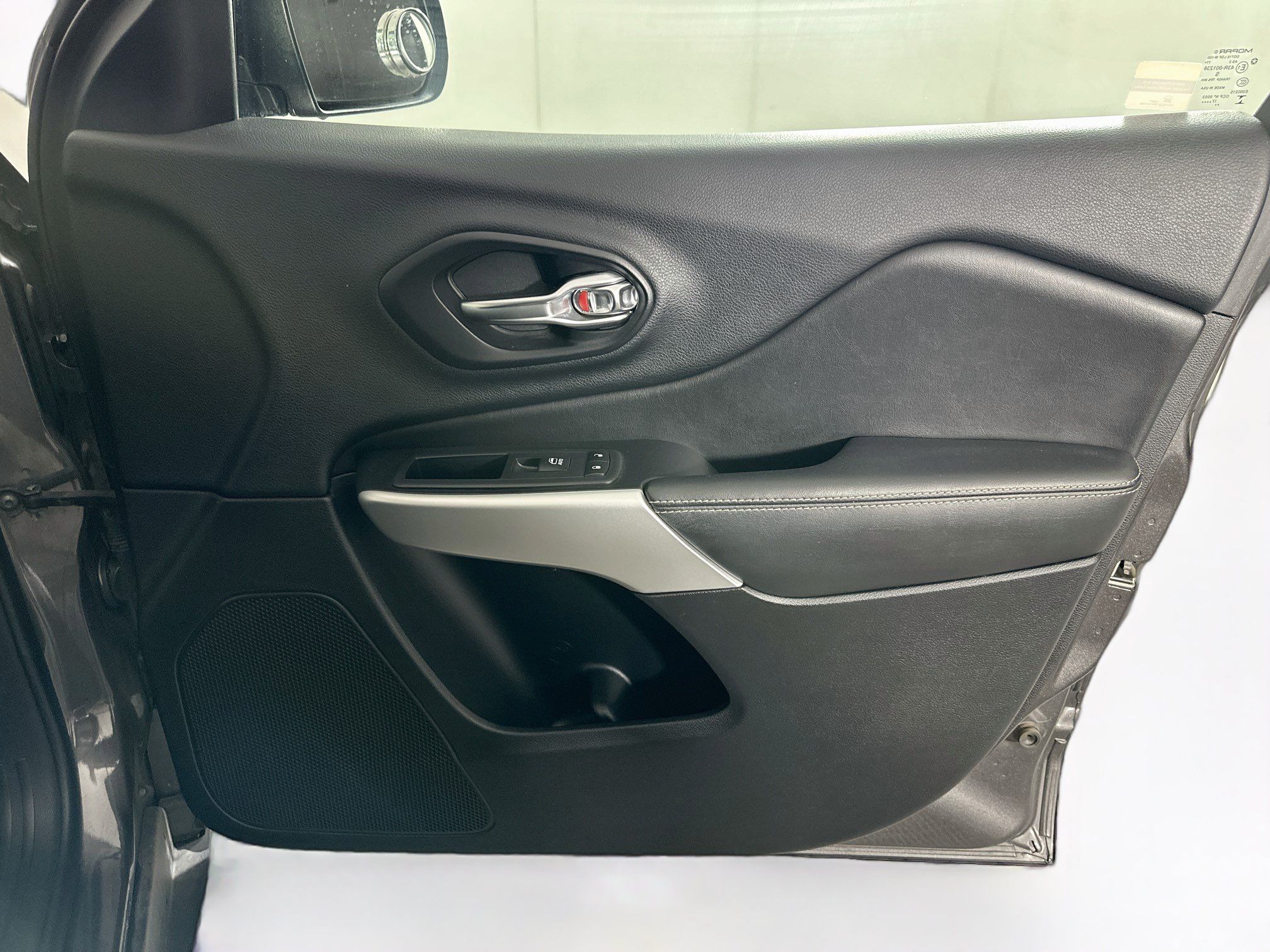 Used 2018 Jeep Cherokee Latitude Plus w/ Trailer Tow Group FWD image 29
