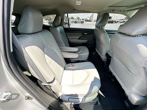 Used 2022 Toyota Highlander XLE AWD/4WD image 35