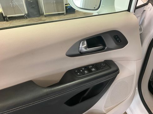 Used 2022 Chrysler Pacifica Touring-L FWD image 10
