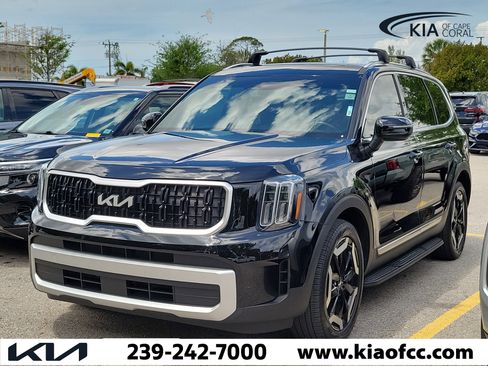Used 2024 Kia Telluride EX w/ EX Captain's Chair Package image 3