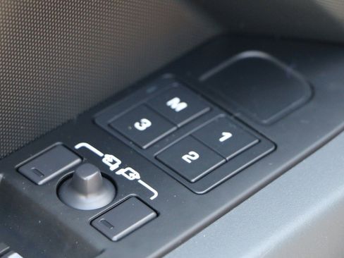 Used 2024 Land Rover Defender 130 X-Dynamic SE AWD/4WD image 17