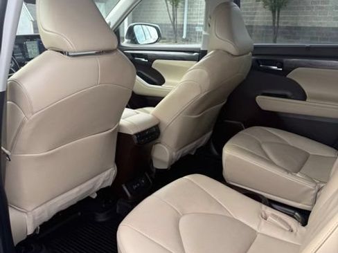 Used 2022 Toyota Highlander Platinum AWD/4WD image 35