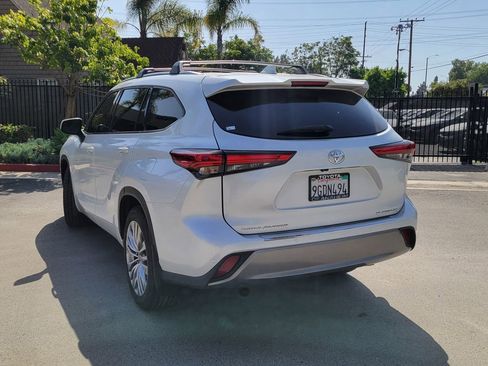 Used 2023 Toyota Highlander Platinum FWD image 3