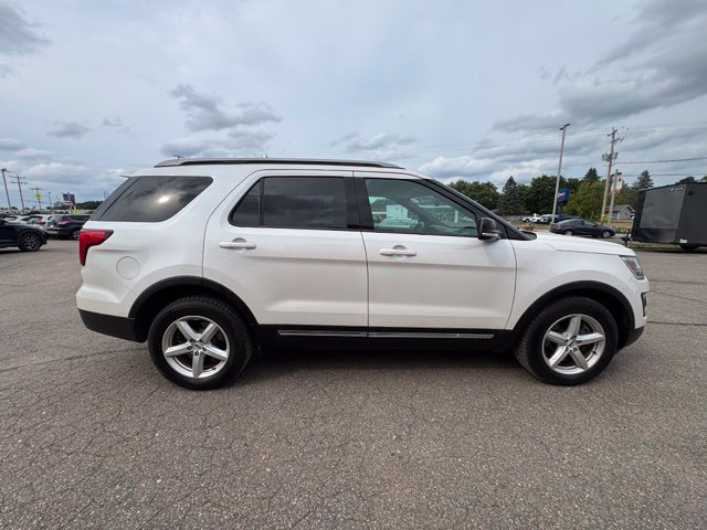 Used 2017 Ford Explorer XLT w/ Equipment Group 202A AWD/4WD image 8