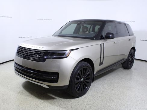 Used 2025 Land Rover Range Rover Long Wheelbase SE image 4