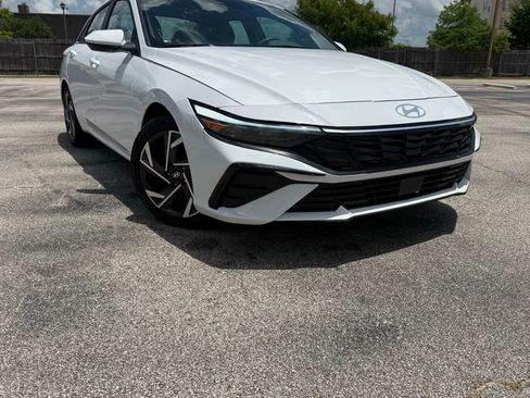 Used 2025 Hyundai Elantra SEL FWD image 2