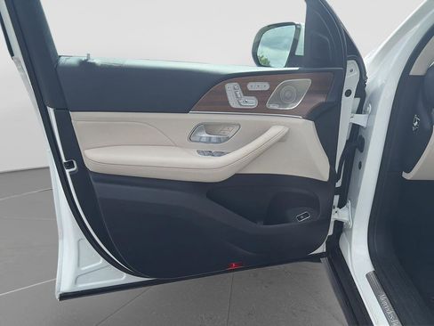 Used 2024 Mercedes-Benz GLS 450 4MATIC image 10