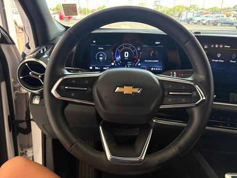 Used 2025 Chevrolet Equinox LT AWD/4WD image 3