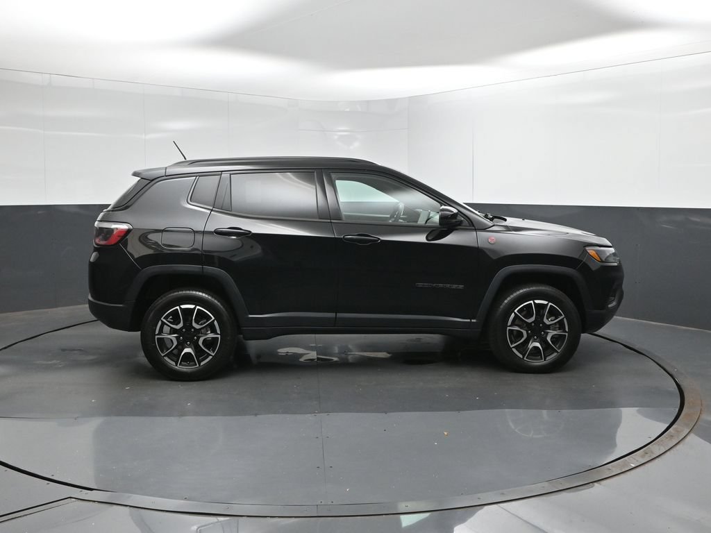 Used 2024 Jeep Compass Trailhawk AWD/4WD image 11